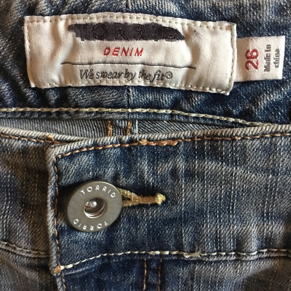TORRID floral embroidered denim shorts 26 - Picture 8 of 8